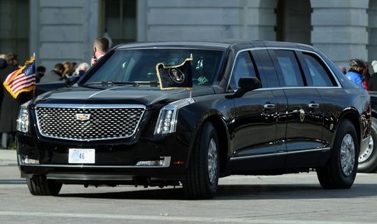 【衝撃】トランプ大統領専用車両「ビースト」を見に皇居周辺に野次馬殺到　→　車の列が通過した瞬間、まさかの◯◯◯◯現象が発生して周辺が騒然！「これがアメリカの最強車」