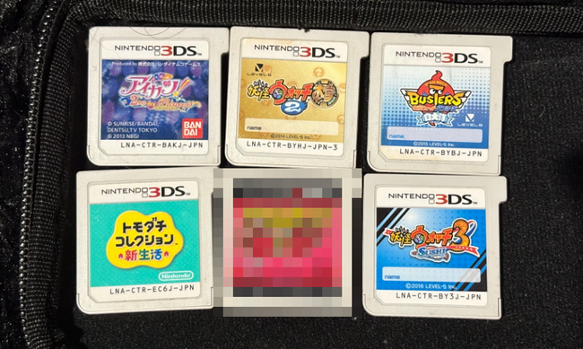 女子「これ全部小学生の頃買って貰った3DSのカセットです」ﾊﾟｼｬｯ → 一つだけ恐ろしく異質なソフトがあって話題にｗｗｗｗｗ