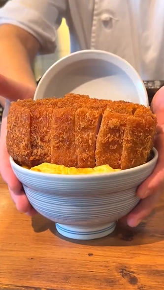 【動画】カツ丼の限界、完全にぶっ壊れるｗｗｗ　分厚すぎてもはや肉の壁🤯