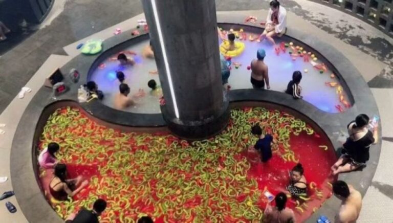 中国医学にヒントを得た、火鍋モチーフの真っ赤な唐辛子＆ミルク風呂