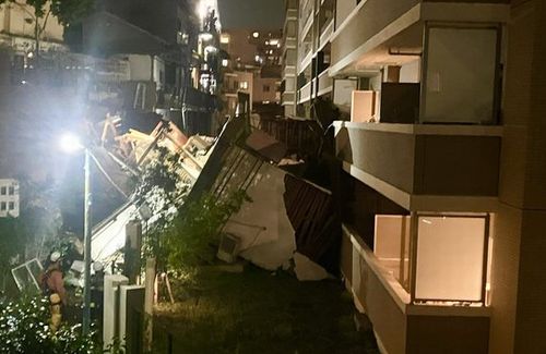 【画像】東京・杉並区、民家が倒壊して新築1年目のマンションへ直撃　→　倒壊する前の民家写真が最初からヤバすぎたｗｗｗｗ　なぜこれを放置した！？ｗｗｗｗ