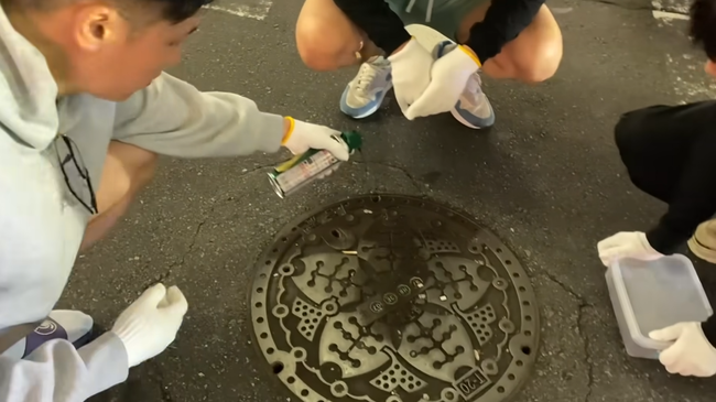 ユーチューバー「マンホールにゴキジェットぶっかけてゴキブリ捕まえてみるわｗ」ﾌﾞｼｭｳｳ → 捕まえた数がヤバすぎるｗｗｗｗｗｗ