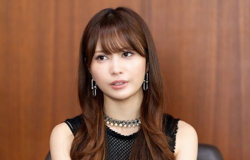 【地獄】ポーカーの世界大会で歴史的快挙を達成した美人プレイヤーのインタビュー、勤務先の銀行があまりにブラックすぎてポーカーどころではなくなってしまう…