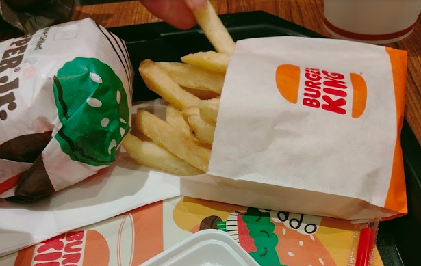 X民「このポテト、塩かかってないっす」バーキン店員「すんません」ﾎｲｯ→ヤバすぎる量の塩を渡され困惑ｗｗｗｗｗｗ
