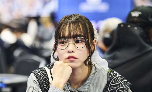 ポーカー大会に出場した女性アイドルさん、この写真を見てヤバすぎる事実に気づいてしまうｗｗｗｗｗｗｗｗｗ
