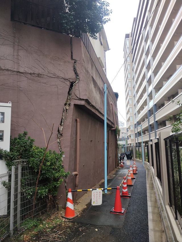 【画像】杉並の住宅街崩壊、擁壁の亀裂がとんでもなく怖すぎるｗｗｗｗｗ