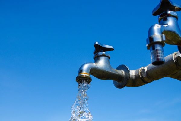 X民「ちょっと水飲むか。ん？蛇口からなんか出てきたぞ？」→絶対に出てきてはいけない物が流れてきて呆然・・・