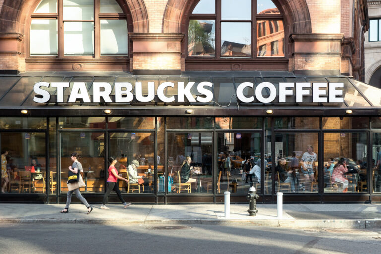 アメリカ人「スタバ高過ぎ、もう行かんわｗ」→米国で大量閉店、価値観が急激に変化！？
