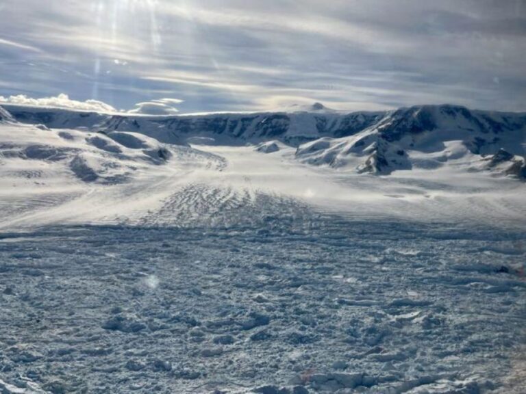 南極の氷河が観測史上最速で崩壊、わずか2か月で半分に縮小