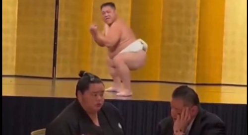 すもう芸人さん、ダンスネタ披露→そのすぐそばで親方に説教される力士の光景がカオスすぎて話題にｗｗｗｗｗ