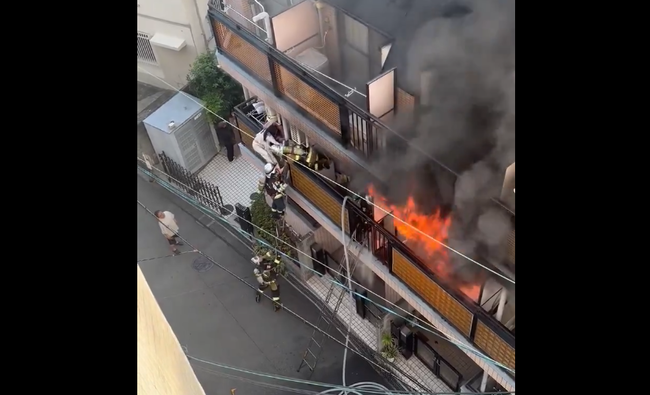 【動画】火事でパニックになった女性さん、梯子で助けに来た消防士にヤバすぎることをしてネット民ブチギレ・・・