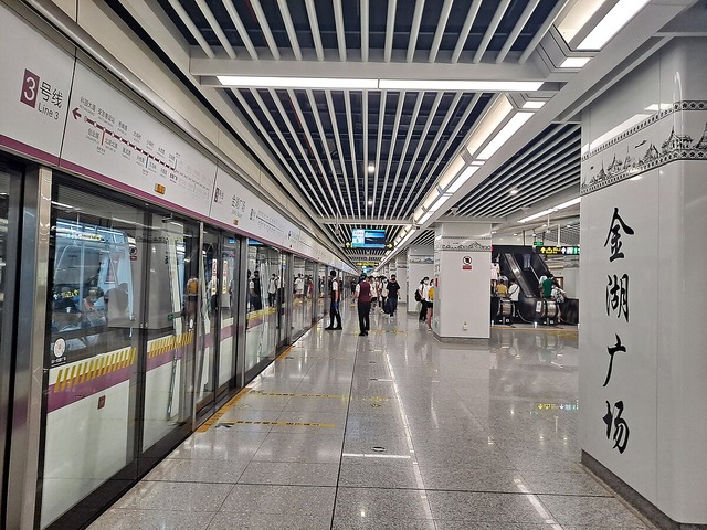 【画像あり】中国の地下鉄駅ホームで男性客がうんちする →現場が「撮影スポット」にｗｗｗｗｗｗｗ
