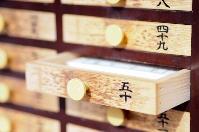 中国人が浅草寺で『冥銭』を使ってくじ引きをする動画が拡散され、物議に 「鬼子（日本人の蔑称）をだましてやる」