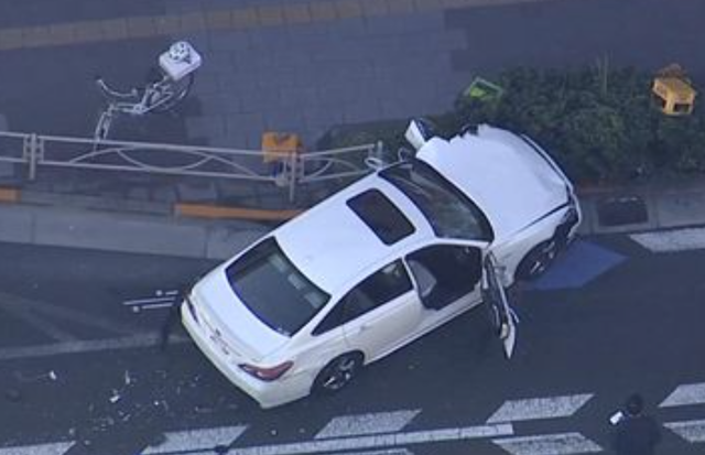 東京・足立区の国道で乗用車と歩行者の事故発生、10人以上がケガうち2人重傷　展示用の車でつっこんだ模様