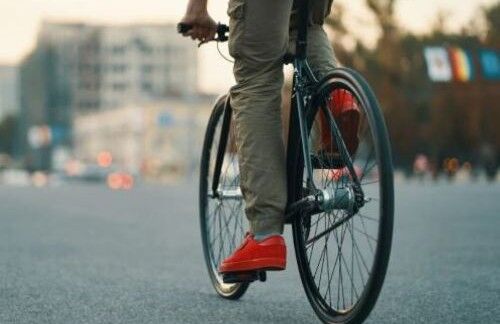【大論争】自転車「歩行者を避けて車道走るぞ」自動車、クラクションを鳴らして幅寄せ「車道走んな！」→自転車ブチギレ「免許証返納しろや」　これどっちが悪いんだ・・・