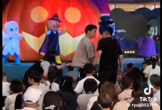 【悲報】アンパンマンミュージアムのショー中、パパ同士のガチバトル勃発・・・