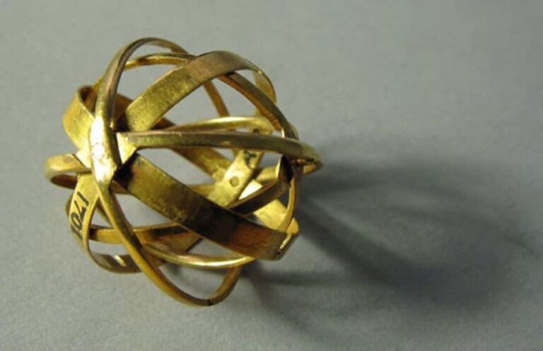 指先で宇宙が展開。400年前の天文学者が愛用した天体の動きを追う指輪