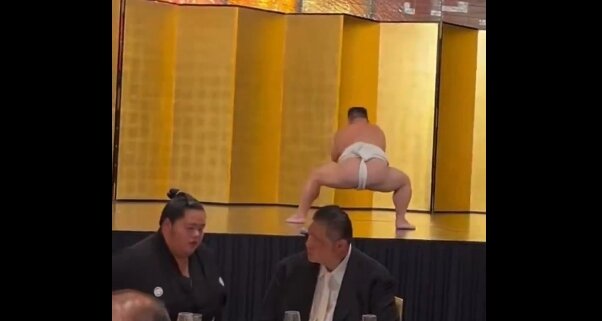 親方が力士に説教してる裏で芸人・あかつのショーが開始！　笑ってはいけないすぎる動画ｗｗｗｗ