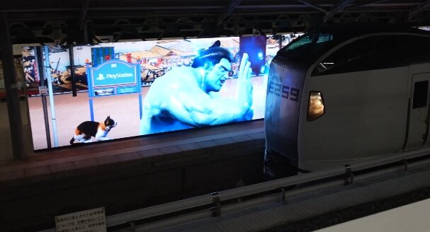 巨大力士が電車を止める！！　両国駅のデジタルサイネージ演出が話題に