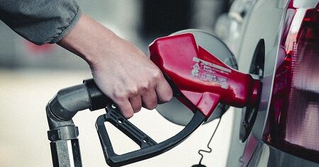 ガソリン給油中に”アレ”をやってはいけないらしい・・・「静電気によって火が出るおそれがある」