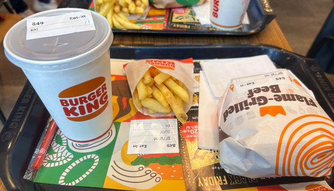 X民「21年間マックしか食ったことないワイ、今から生まれて初めてバーガーキング食べます！」ﾊﾟｸｯ → 感想がヤバすぎて9万いいねｗｗｗｗｗ