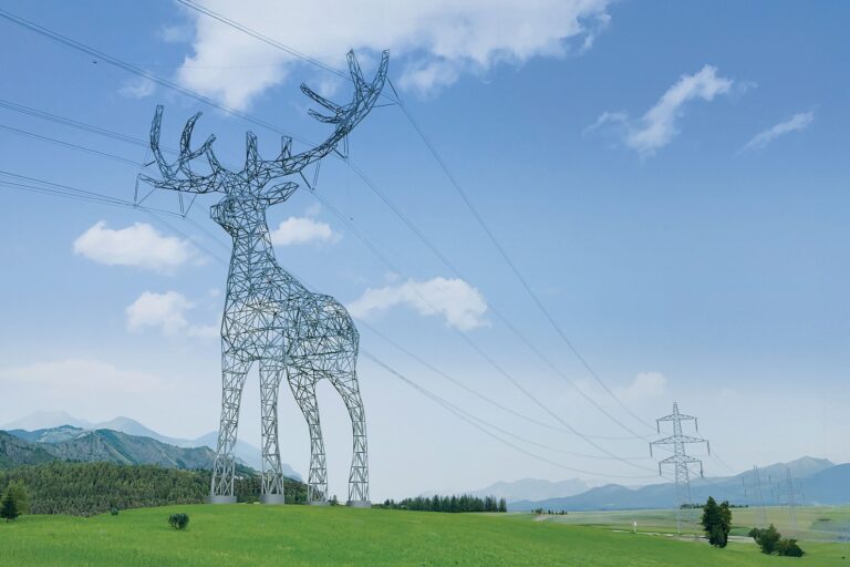 巨大な鹿にコウノトリ！送電鉄塔をアートに変えるプロジェクト