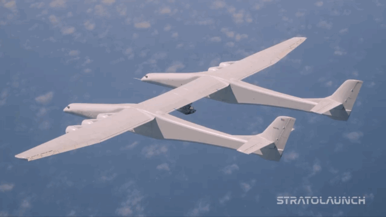 世界最大の翼をもつ双胴型の航空機がアメリカの空を飛ぶ