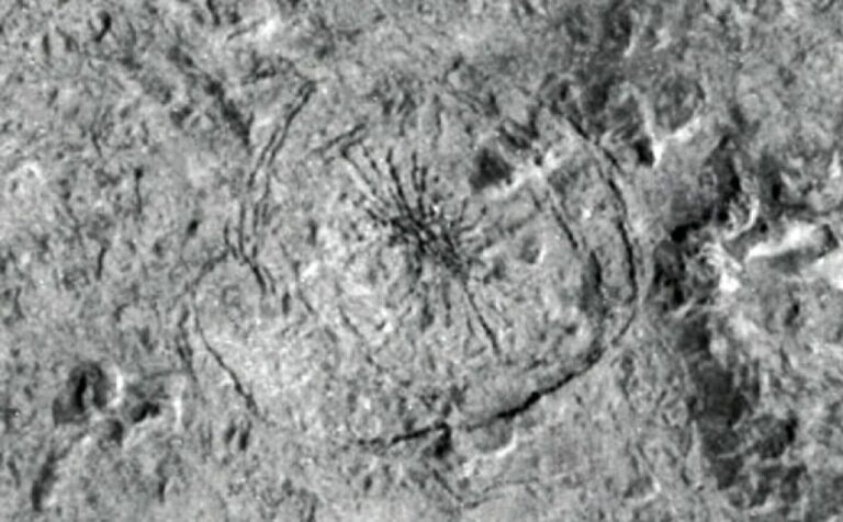 木星衛星エウロパのクモ状の地形。地下から噴出した塩水の痕跡である可能性