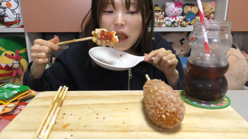 【あっ】大食い系YouTuberさん、編集ミスで◯◯している瞬間が写り込んでしまう・・・動画は投稿後に即削除
