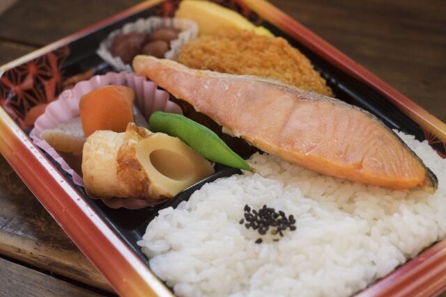 ハワイのABCストアでスーパーで売ってそうなシャケ弁（290～390円）がとんでもない価格で販売してる模様⋯ お前ら、買える？