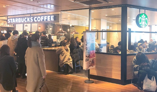 スタバにやってきたX民「混んでるのに2席分占拠してる女いる・・・マナー悪っ」→その後衝撃展開に・・・