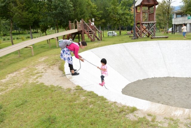 すり鉢状遊具で底から上がれなくなった子供を助けようとした男性、右足を骨折してしまう⋯ → 使用中止に