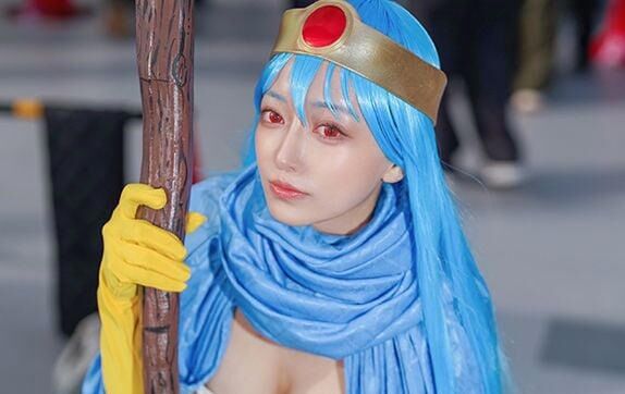美人コスプレイヤー「オタクがオシャレな紅茶くれた！飲んでみよｗ」→結果・・・