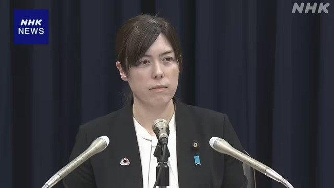X民「小野田大臣の振る舞いは痛すぎて見ていられない。先生や友人からの注意にいちいちアニメキャラのマネで答えて『ニヤリ』としていてた同級生を思い出す」