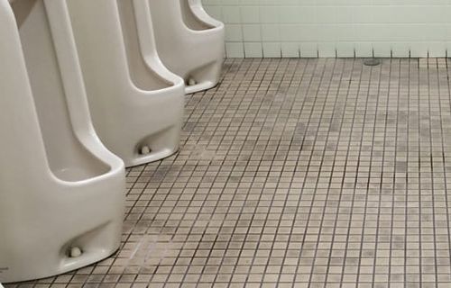 【画像】「渋谷の人気ドーナツ店、どう見ても便所タイルにドーナツ直置きしてるみたいで食欲なくす」パシャッ　→　想像以上にトイレすぎて共感殺到！「味の問題じゃない」
