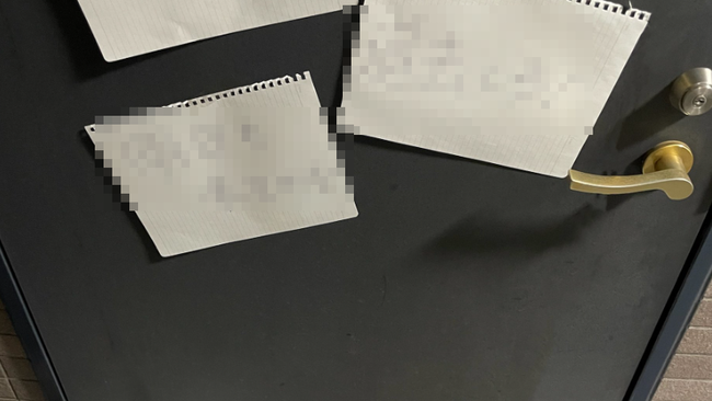 日本にいる台湾留学生「今日、家に帰ったら玄関前がこうなってました」ﾊﾟｼｬｯ → 投稿された写真が胸糞すぎる・・・