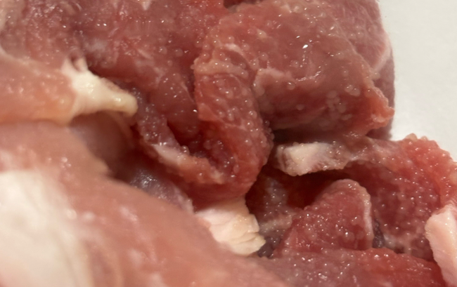 「消費期限が1週間ほど過ぎた豚肉、謎のツブツブ出来てるけど食べても大丈夫だよな」ﾊﾟｸｯ → ガチでヤバイことになるｗｗｗｗｗ
