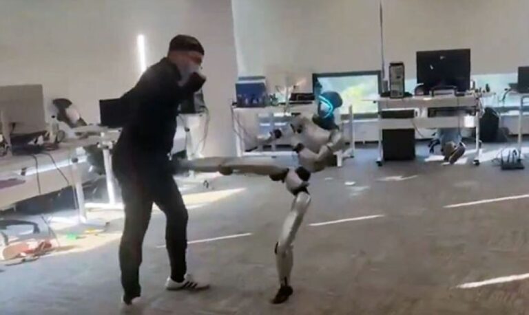 クリティカルヒット！ロボットに股間を蹴り上げられた男性の悲劇