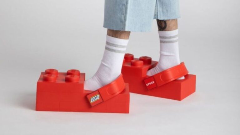 踏まれたらめっちゃ痛いやつ。レゴブロック型のクロックスが限定販売へ