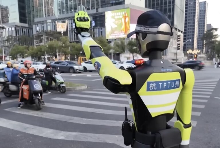 中国のロボコップ、AIロボット警官が交通違反の取り締まりを開始