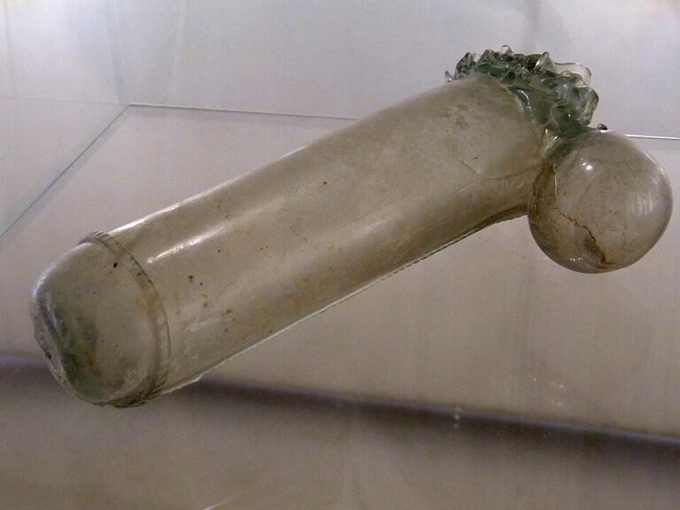 ドイツの貴族女子修道院で見つかった400年前のガラス製いちもつ、その使用目的は？