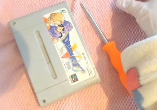 【天才】人気女性VTuberさん、生配信でスーファミソフトを修理実演してから実況プレイをしてしまうｗｗｗｗｗ