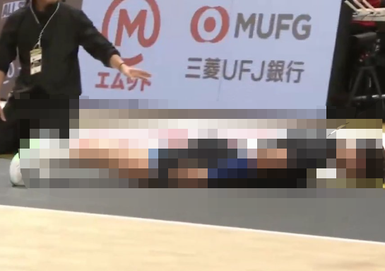 【動画あり】バレー・西田有志選手が女性スタッフにサーブを当ててしまう→直後に見せたスライディング土下座が美しすぎて世界が絶賛ｗｗｗｗｗ