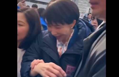 【動画】高市首相が腕を痛めたらしき瞬間がSNSで出回り話題に！これは・・・