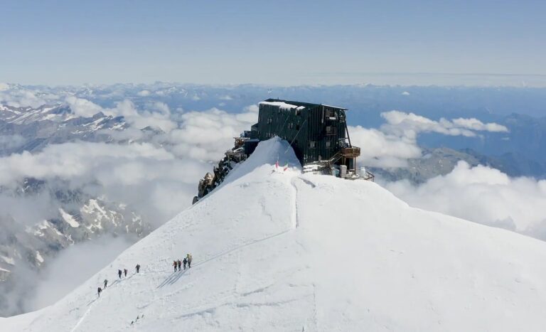 4,554m！ヨーロッパで最も高い場所にある山小屋「マルゲリータ」ではピザも食べられる