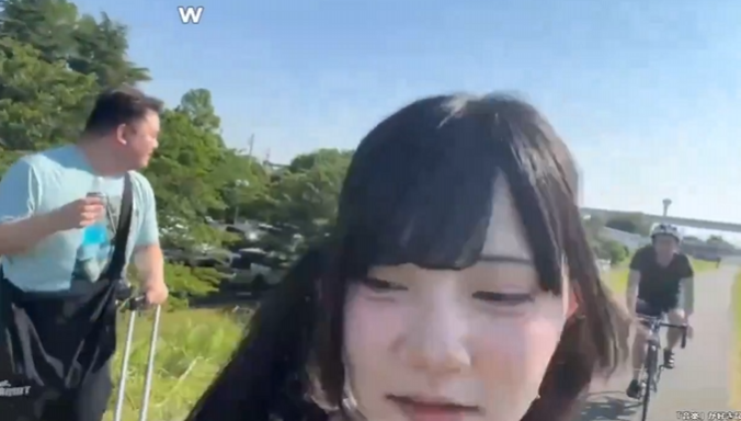 女性配信者さん、放送中にヤバすぎる決定的瞬間が激写される！後ろから自転車が突っ込んできて・・・　これどっちが悪いの！？
